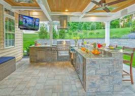 Trik Dekorasi Ruang Makan Terbuka Yang Menyatu Sama Taman Belakang Rumah